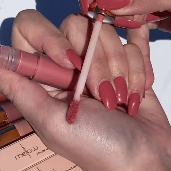 New MELLOW Lip Gloss Shade Tropez - Picture 4 of 9